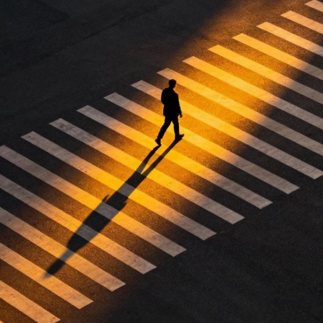 Travessia iluminada — direção e movimento